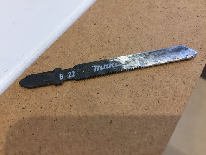 Använd sticksågsblad med aluminiumspån och texten "Makita B-22" på en arbetsbänk.