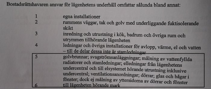 Utdrag ur dokumentet med stadgar som listar underhållsansvar, inklusive installationer, väggar, golv, och fönsterdetaljer.