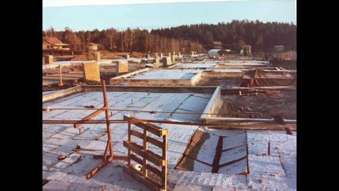 Byggplats från 1980 med isoleringsskivor av stenull under betongplattan.