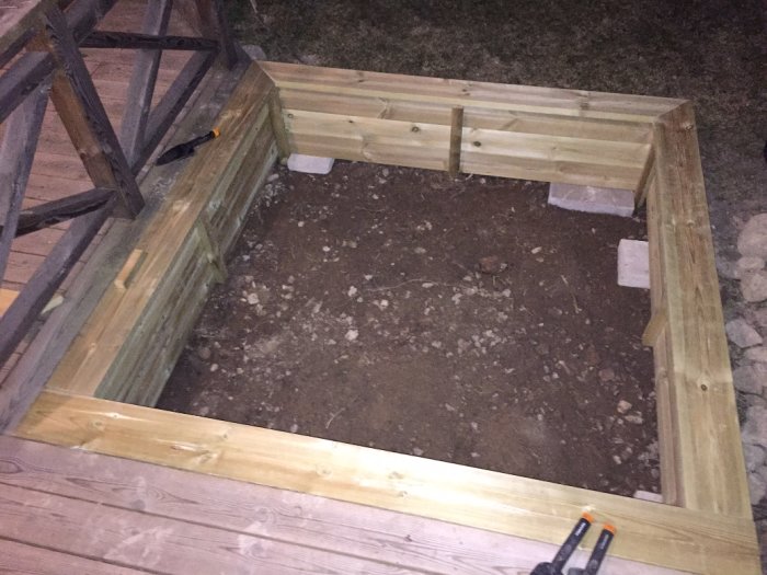 Träram för sandlåda integrerad med trädäck, planerar för kattskyddslucka.