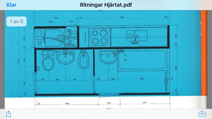 Ritning av ett 60-talshus badrumsplan med vattenmätare nära badkaret, diskussion om möjlig flytt.