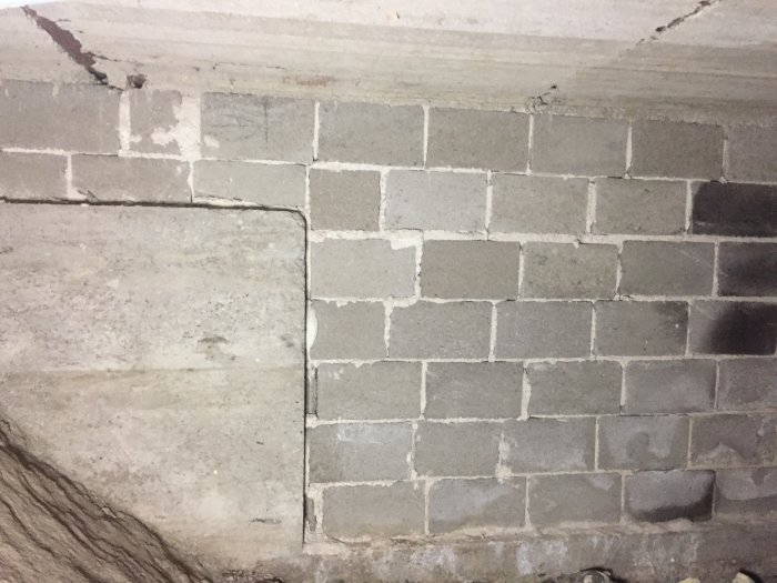 Skiss av en grundmur med betonghålsten och gjutet bjälklag från ett 30-talshus.