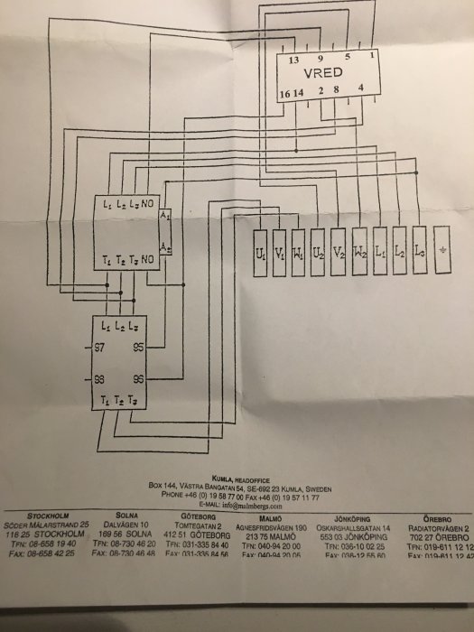 Elektriskt kopplingsschema med märkningar för inkommande och utgående linjer samt kontaktplatser.