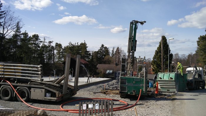 Borrigg för bergvärme och färdig gjuten platta vid pågående byggprojekt.