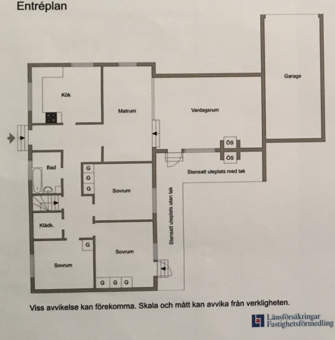 Ritning av entréplan för tegelvilla med kök, vardagsrum, matrum, badrum, sovrum och garage.