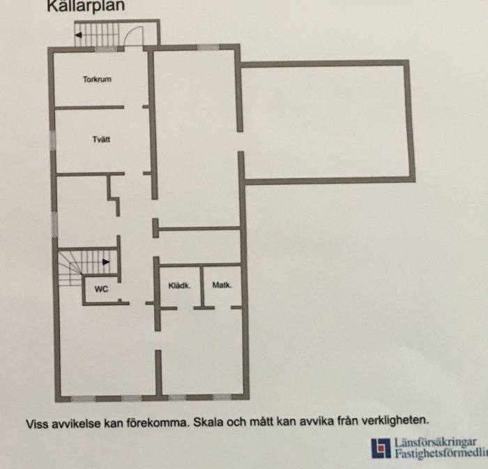 Ritning av källarplan till tegelvilla, inkluderar tvättstuga, förråd, WC och notering om möjliga avvikelser.