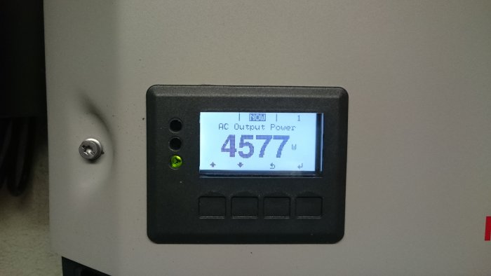 Display på en inverter som visar aktuell produktion på 4577 W från solpanelssystem.