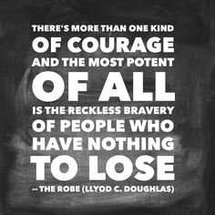 Svart tavla med citat om mod och djärvhet från "The Robe" av Lloyd C. Douglas.