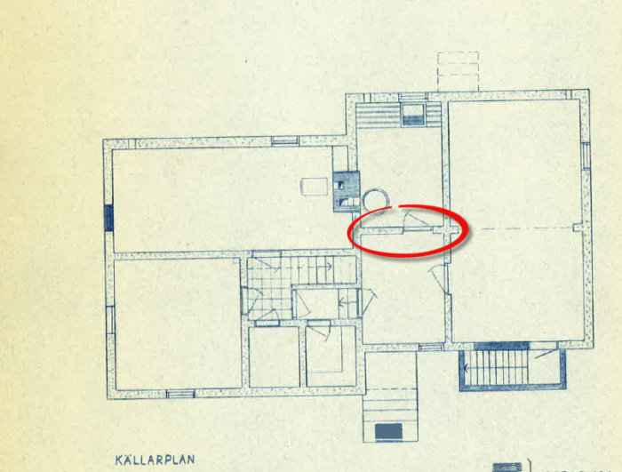 Ritning av källarplan med markerad platta under borttagen vägg ifrågasatt om det är bärande för renoveringsprojekt.