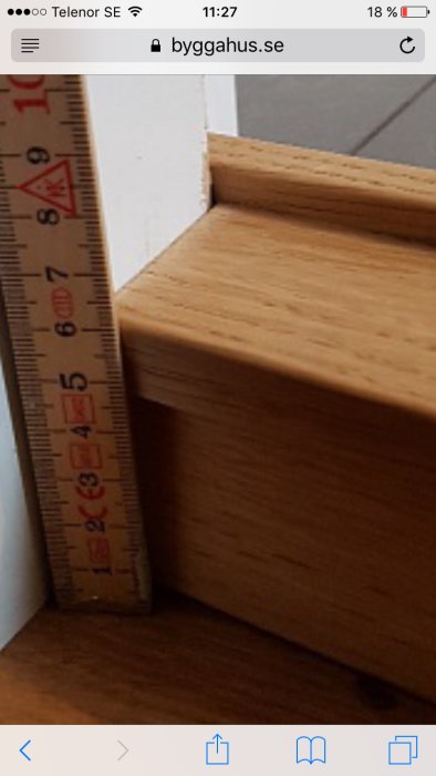 Måttstock som visar 4,5mm höjning bredvid en tröskel, avser golvrenovering.