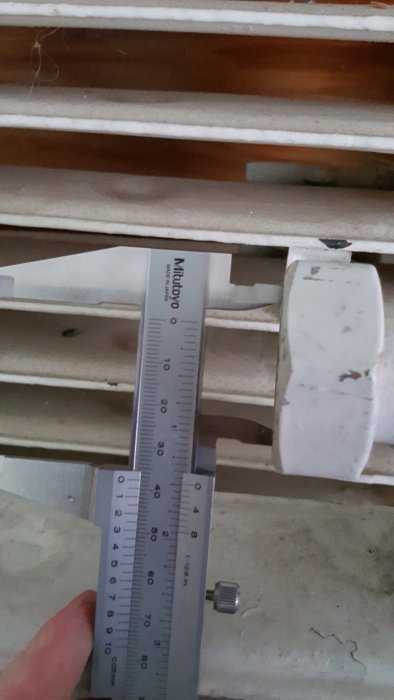 Mätning av en elementanslutning med en skjutmått visar ca 38mm invändig diameter.