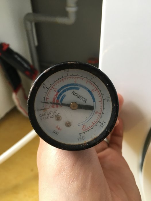Tryckmätare visar cirka 1,5 bar under täthetskontroll för VVS-arbete.