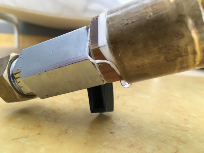 Installation av rör med dåligt monterat tejp och förband som indikerar amatörarbete.