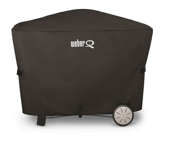 Svart grillöverdrag som täcker en Weber grill, med synligt märke och hjul.