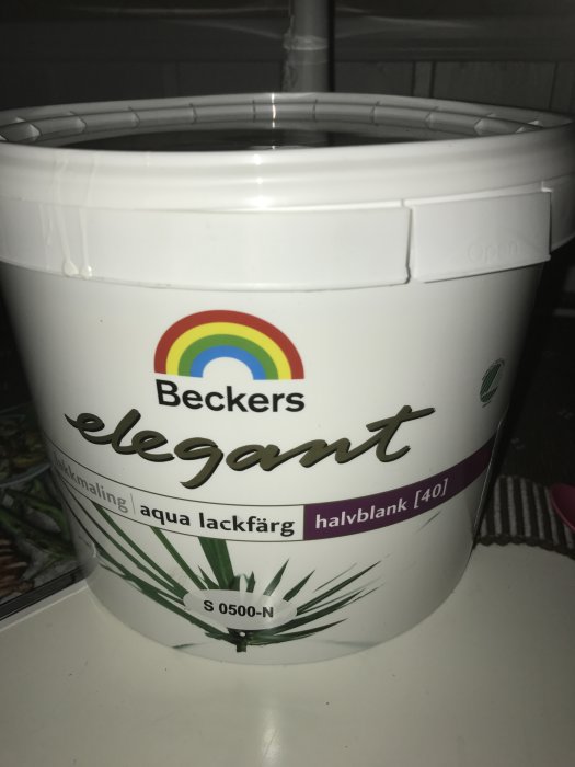 Hink med Beckers Elegant aqua lackfärg halvblank står på ett bord.