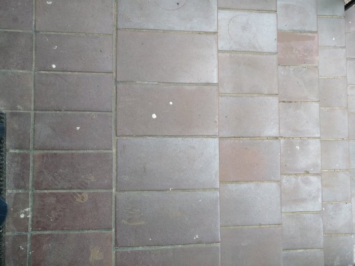 Rutmönstrade Höganäs trappstenar i olika nyanser av brunt och beige, med en saknad sten.