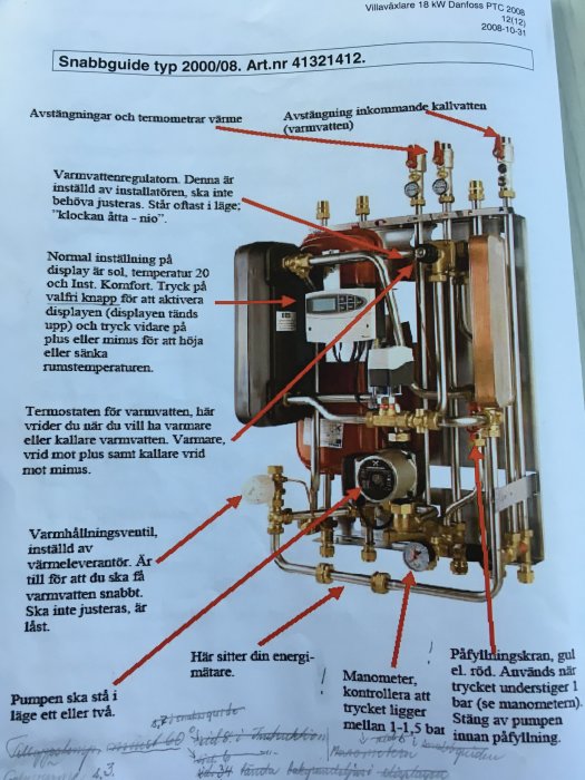 Bild ur manual som visar en detaljerad illustration av Logstor villavärmecentral med beskrivande text och pilar som pekar på komponenter.