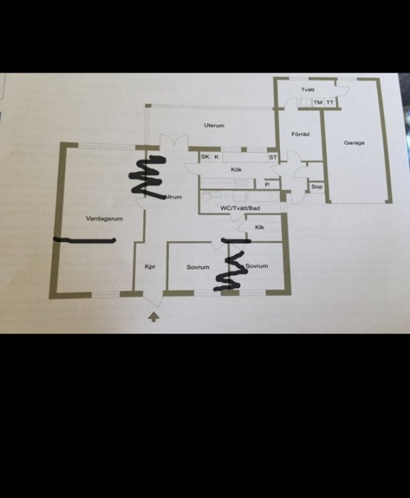 Planritning med markerade väggar för rivning och uppbyggnad i vardagsrum och intilliggande hall.