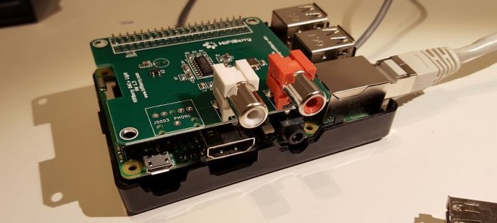 Raspberry Pi 3 med HifiBerry ljudkort och anslutningar för ett DIY audio-projekt.