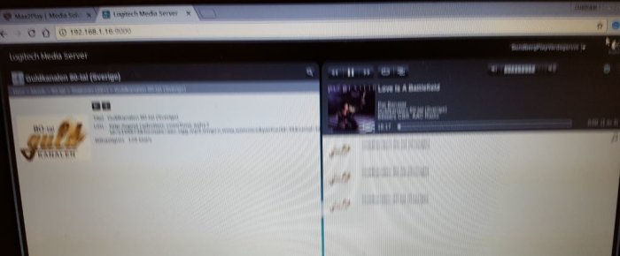 Osuäker bild på en datorskärm med öppen Logitech Media Server och musikspelningsgränssnitt.