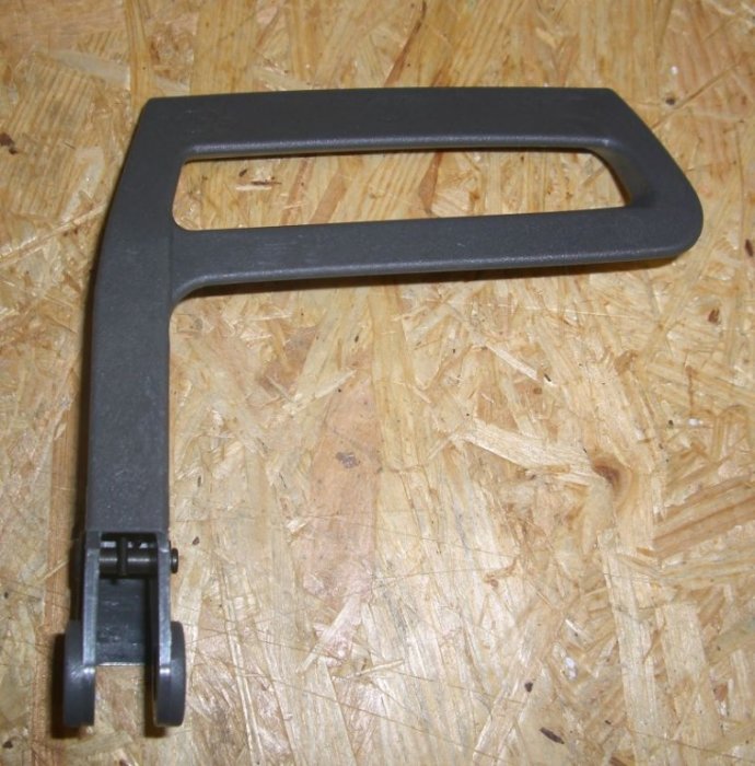 Kastskydd för såg från 1984 på en träspånskiva.