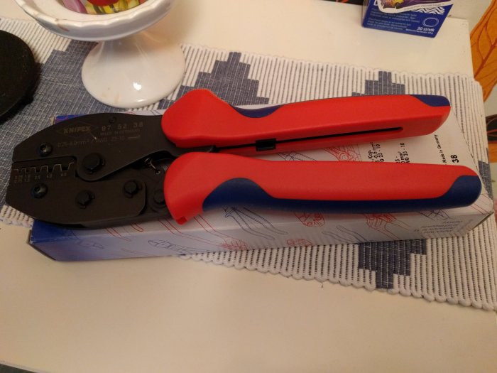 Ny Knipex-tång med röd och blå handtag på förpackning, verktyg för trådar och kablar.