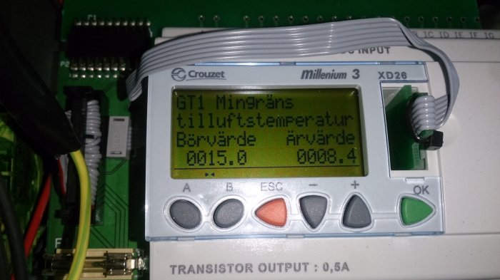 LCD-display på en reglerenhet som visar tilluftstemperatur med värden för önskat och faktiskt värde.