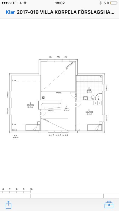 Ritning över övervåningen i Villa Korpela med sovrum, hall, badrum och måttangivelser.