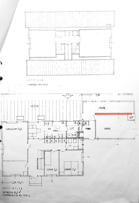 Handritad arkitektonisk planritning av ett hus med markerad vägg i garaget för potentiell rivning.