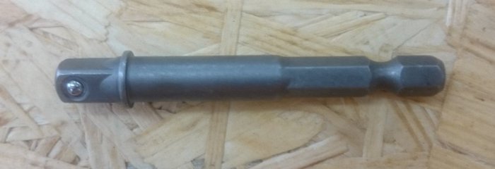 En bitshållarförlängare på en OSB-skiva.