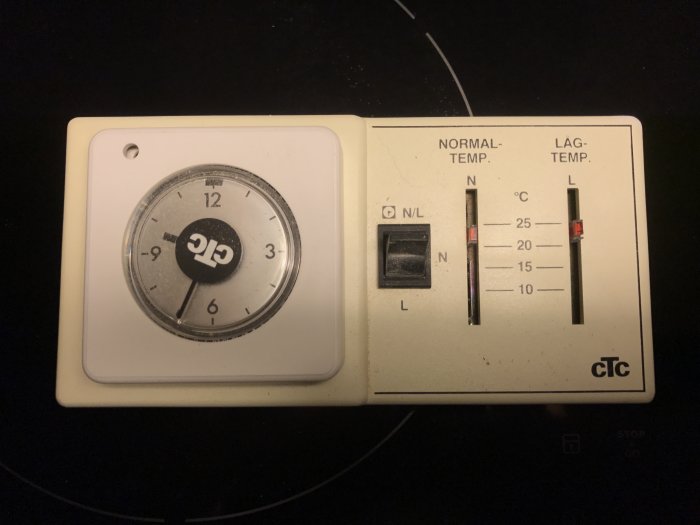 Äldre vitt CTC temperaturreglage med vridknapp och glidreglage för normal och låg temperaturinställning.