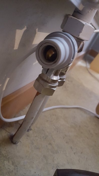Avbrutet termostatvred från 70-talet med en synlig klämkoppling och rör.