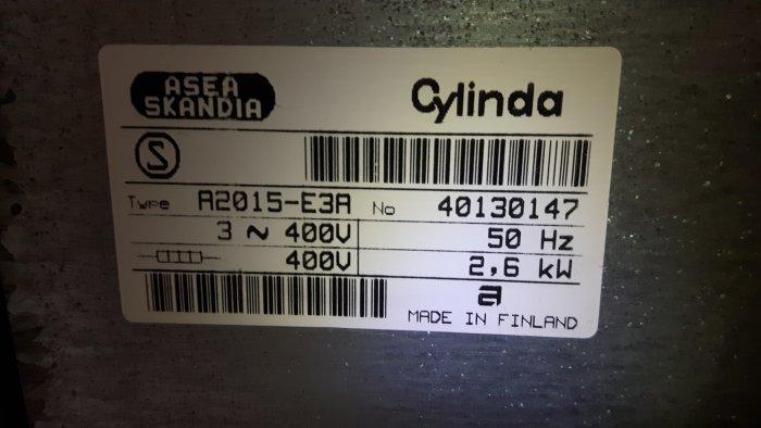 Etikett från en ASEA Skandia Cylinder med tekniska specifikationer: 3N~ 400V, 50 Hz, 2,6 kW, gjord i Finland.