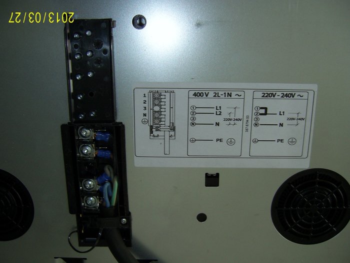 Öppet eluttag med anslutna kablar och installationsdiagram för 400V och 220-240V.