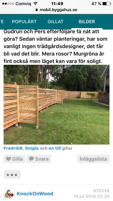 Ett staket med vertikala träribbor i olika bredder framför ett hus, enligt användarens beskrivning.