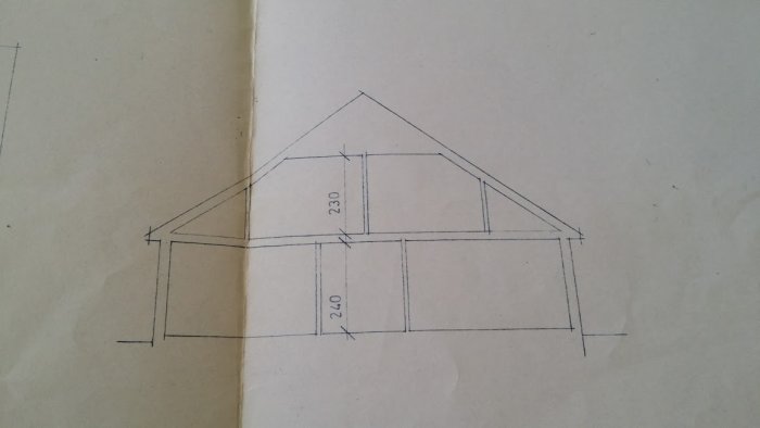 En ritning av en övervåning med måttangivelser, utan inredd hjärtvägg som nämns i texten.