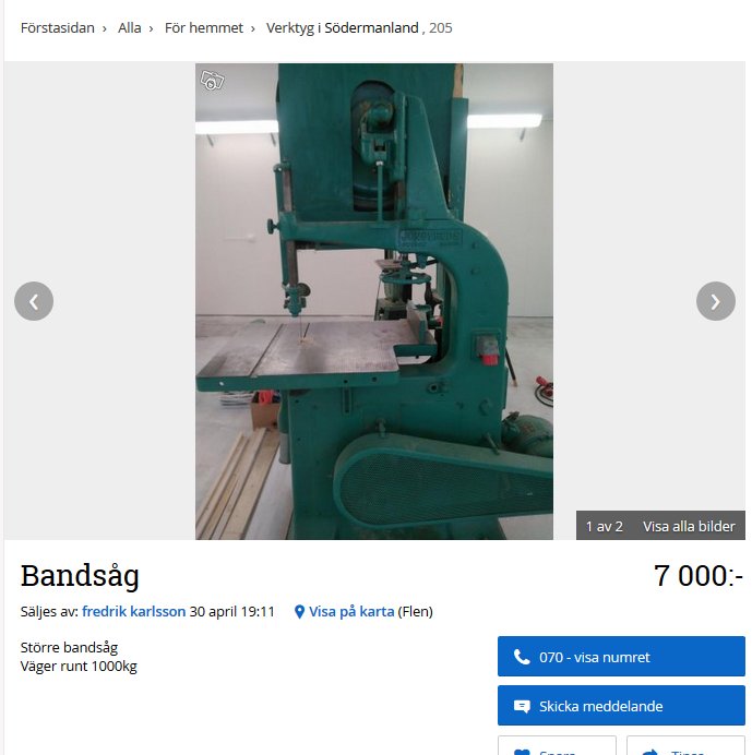 Stor industriell bandsåg i grönt med arbetsbord i metall, placerad i ett ljust utrymme.