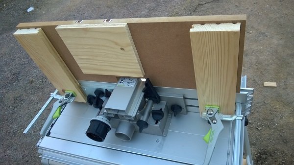 Hemmagjorda trä featherboards fästa vid en bordssåg redo för användning.