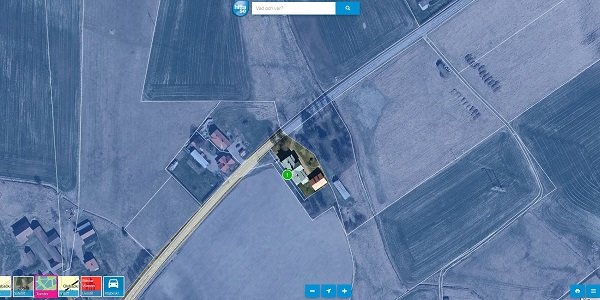 Satellitbild över ett kartprogram med markerade villatomter omgivna av åkermark.