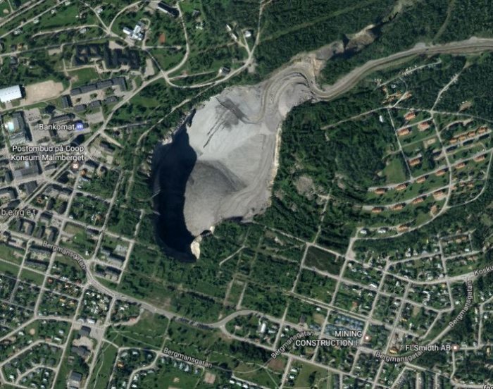 Satellitbild över Malmberget med tydlig gruvverksamhet nära bebyggelsen.