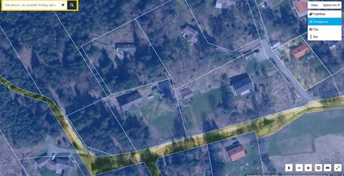 Satellitbild av ett bostadsområde med markerat område och omarkerad väg från Eniro.