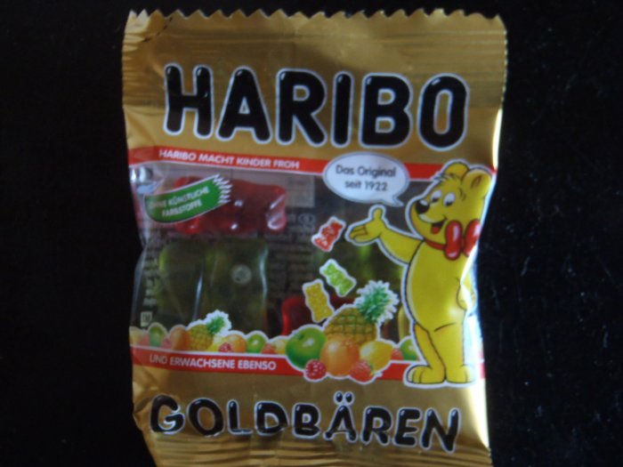 En påse Haribo Goldbären gummibjörnar på en mörk bakgrund.