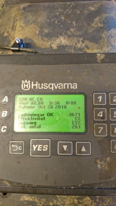 Display på en Husqvarna maskin som visar servicemeny med värden som effektivitet 1% och spänning 13v.