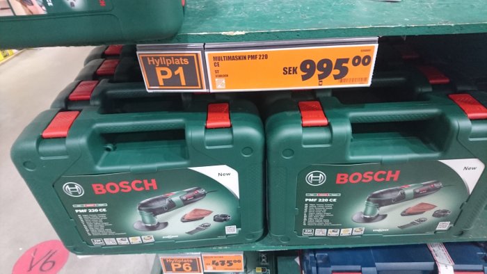 Bosch PMF 220 CE multiverktyg i gröna förpackningar på butikshylla, prissatt till 995 SEK.