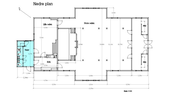 Ritning av nedre plan på ombyggd kyrka med markerade rum inklusive stor och liten sal, kök och WC.