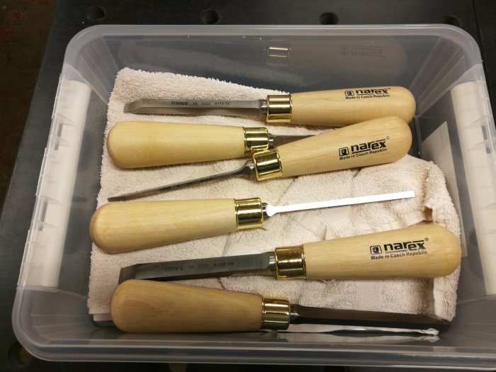 Nyskick Narex-lockbettlar i storlekar 4-16mm, placerade på vit handduk i genomskinlig plastlåda.