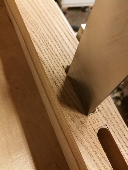 Närbild på en lockbettel som används för att omvandla ett fräst rundat trähål till en fyrkantig öppning, visas i bearbetning.