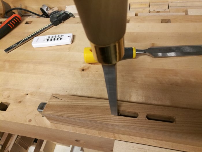 Användning av lockbettel för att göra runda fräshål fyrkantiga i träprojekt.