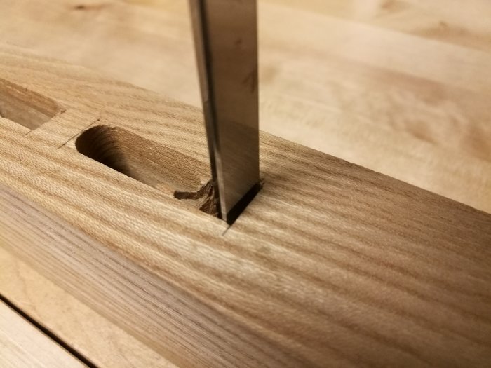 Lockbettel används för att förvandla ett runt fräshål till ett fyrkantigt hål i trä.
