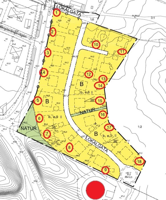 Tomtindelning på karta med numrerade tomter, vägar, och omgivande natur markerade.
